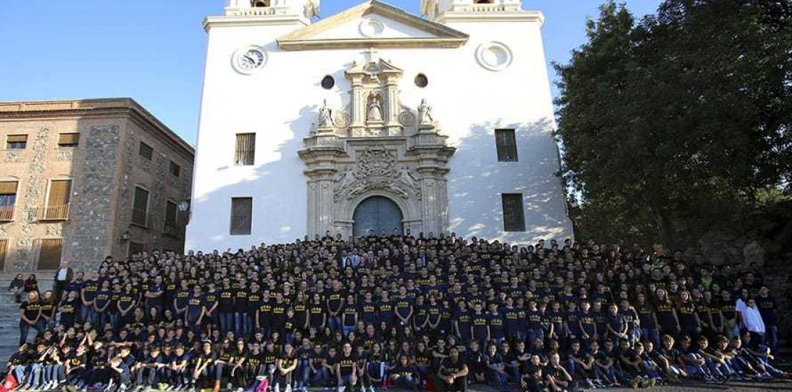 Cerca de mil deportistas UCAM participan en la tradicional ofrenda floral a la Virgen de la Fuensanta
