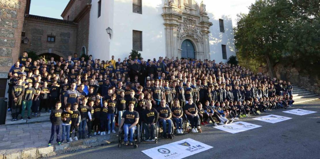 Cerca de mil deportistas UCAM participan en la ofrenda floral a la Fuensanta