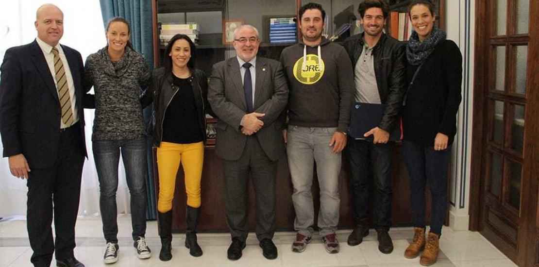 José Luis Mendoza recibe a varios de los deportistas olímpicos de la UCAM