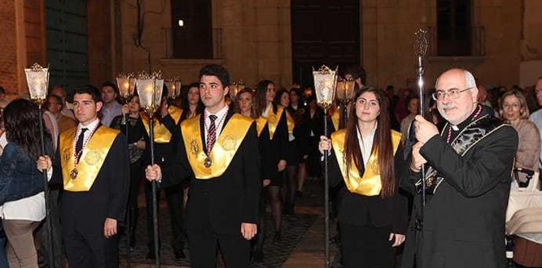 Un centenar de miembros de la UCAM procesionan con el Cristo de la Salud 