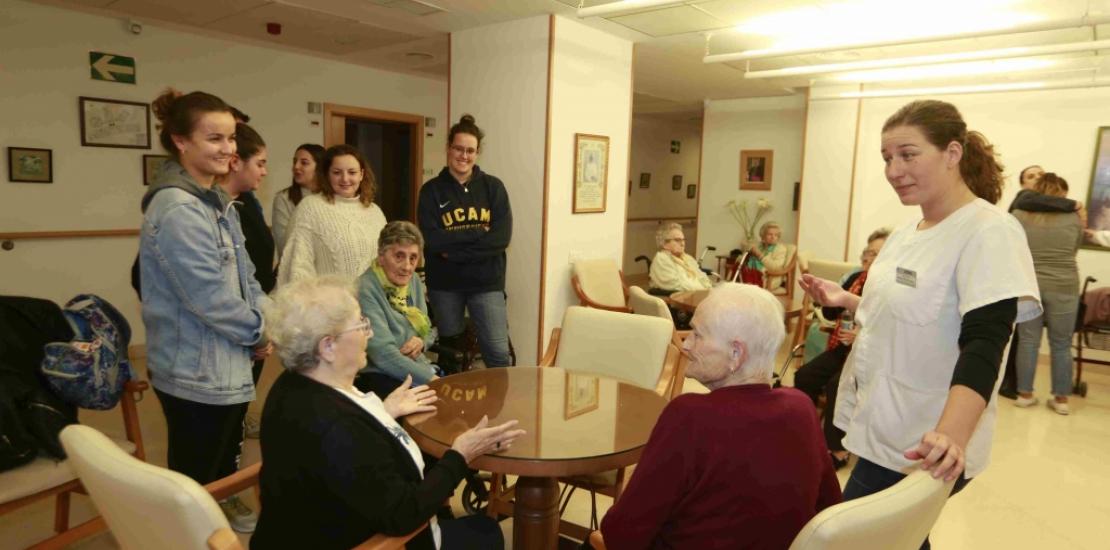 Voluntarios de la UCAM  se integran en las labores de la Casa de Hermanitas de los Pobres en Murcia