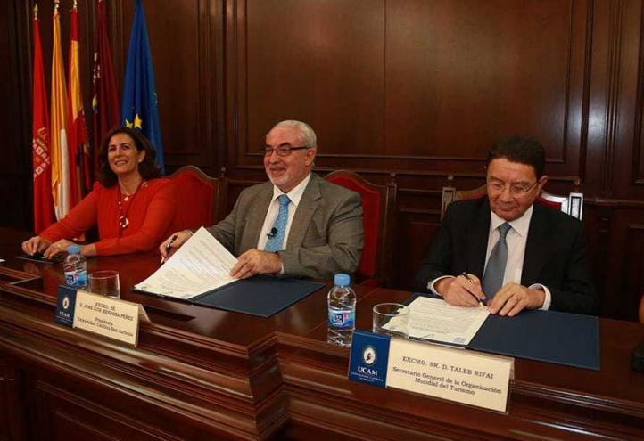 “Es importante mejorar las infraestructuras y las condiciones del turismo.  Es clave el papel de la Universidad”