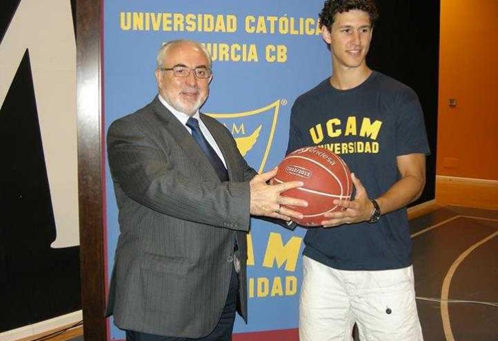Rodrigo San Miguel, presentado como nuevo jugador del UCAM Murcia CB