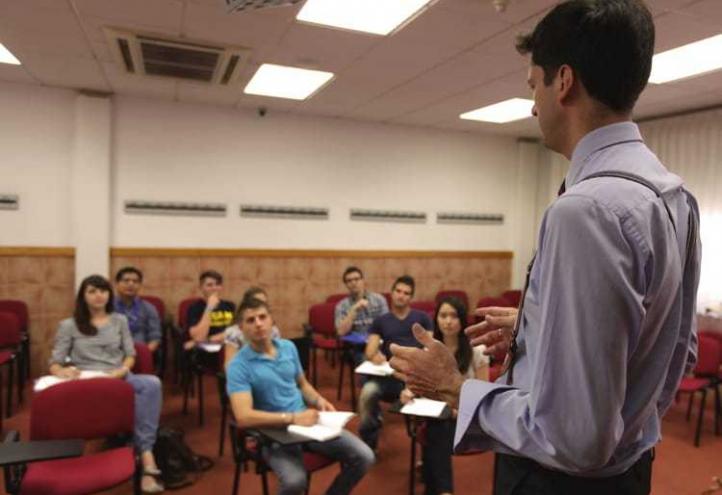 Convocatoria de plazas de empleo para profesores