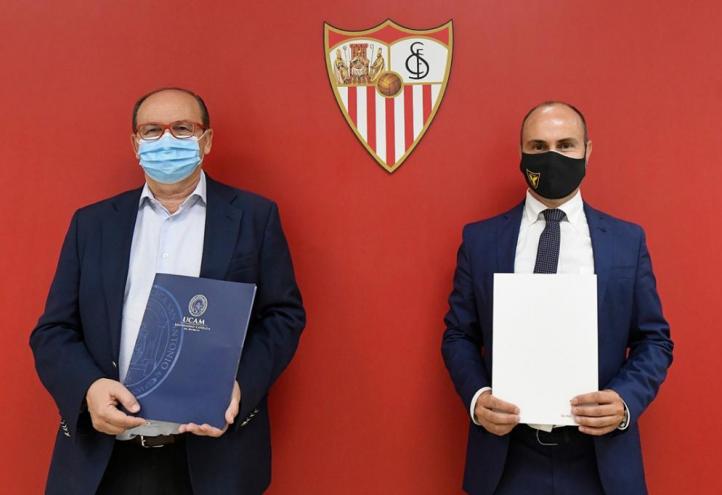 José Castro, presidente del Sevilla FC, junto a Pedro Emilio Alcaraz, director del UCAM Spanish Sports University, tras la firma del acuerdo celebrado en la capital andaluza.