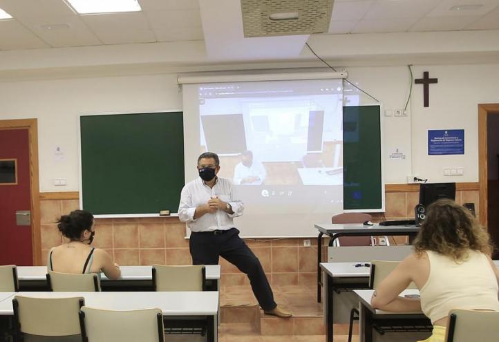 La UCAM ha instalado cámaras en todas sus aulas para que los alumnos que no puedan asistir al campus sigan las clases en tiempo real.