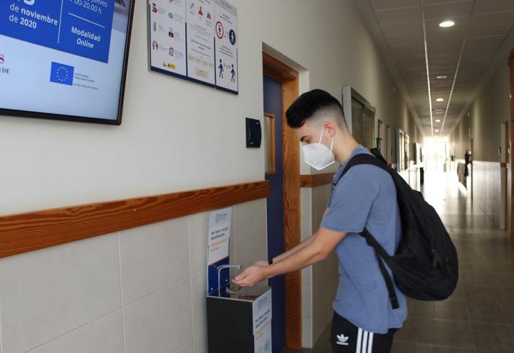 Los alumnos tienen a disposición gel hidroalcohólico en los aularios
