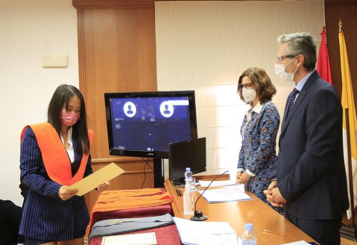 Momento de la graduación con el vicerrector de Relaciones Internacionales