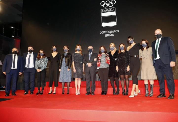 José Luis Mendoza, presidente de la UCAM, y su esposa, María Dolores García (ambos en el centro de la imagen) junto a varias deportistas de la UCAM y algunos miembros de la Universidad