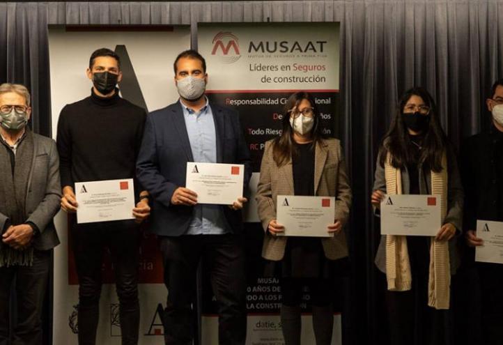 Antonio Mármol Ortuño, presidente de COAATIEMU, con los egresados premiados