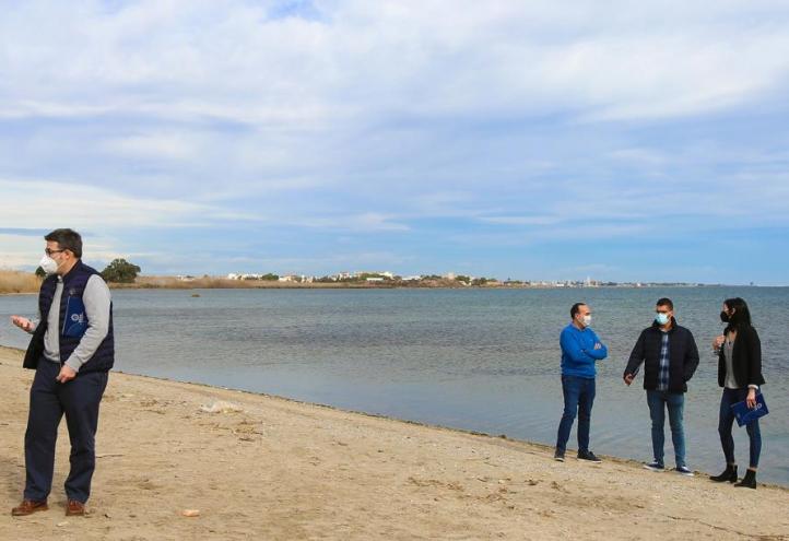 Estrella Núñez, vicerrectora de Investigación de la UCAM, y Javier Senent, investigador principal del proyecto, junto a otros miembros de su equipo, en la Playa El Carmolí, situada a escasos metros de la desembocadura de la rambla de El Albujón, una de las más importantes que confluye en el Mar Menor.