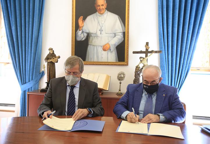Ramón Madrid, decano del Colegio de Economistas de la Región de Murcia, y José Luis Mendoza, presidente de la UCAM, durante la firma del convenio