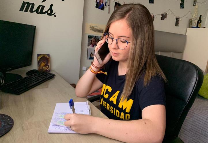 Una estudiante de la UCAM realizando teleacompañamiento de personas mayores