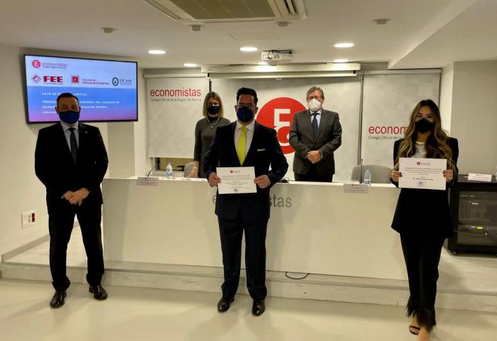 Entrega de premios del Colegio de Economistas, en en la que han sido distinguidos dos estudiantes del Grado en Administración y Dirección de Empresas