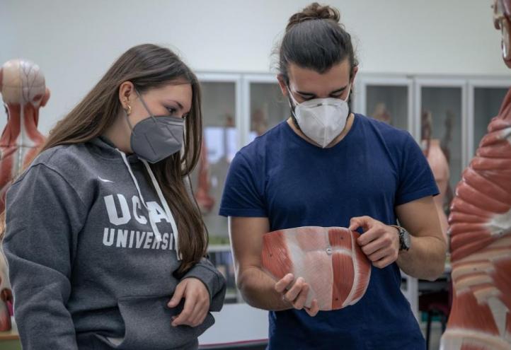 Alumnos de Fisioterapia de UCAM Cartagena en la sala de anatomía del campus