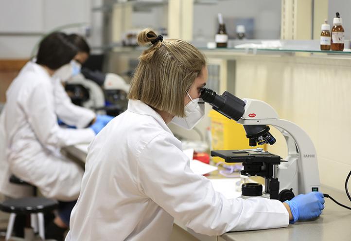 Estudiante de Biotecnología en un laboratorio del Campus de Murcia 