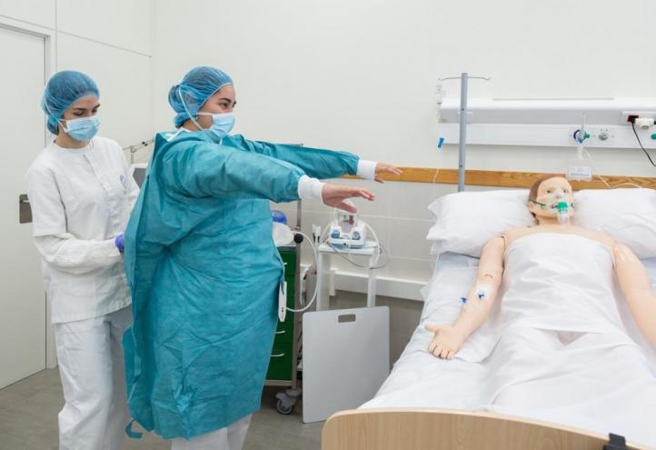 Los interesados se graduarán primero en Enfermería y dos años y medio después en Fisioterapia