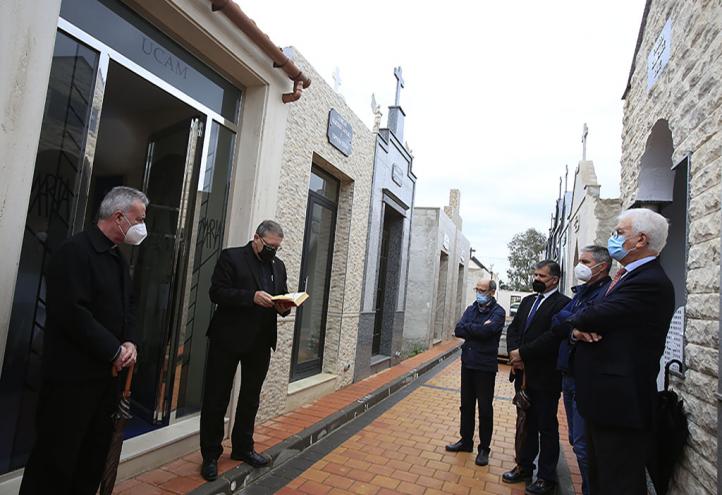 Instante de la oración de bendición del panteón de la UCAM oficiada por Luis Emilio Pascual, capellán mayor de la Universidad Católica, que estuvo acompañado por José Alberto Cánovas, vicerrector de Asuntos Religiosos, y miembros de la Universidad