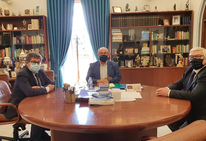 De izquierda a derecha, José Luis Terreros, director de la Agencia Española de Protección de la Salud en el Deporte, José Luis Mendoza, presidente de la UCAM, y Pedro Manonelles, presidente de la Sociedad Española de Medicina del Deporte