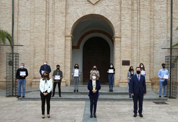 Los ganadores de las olimpiadas junto a autoridades académicas y de la CARM