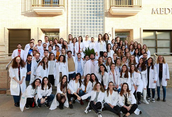 Egresados de Medicina de la UCAM delante del edificio de esta titulación (imagen de archivo, febrero 2020)