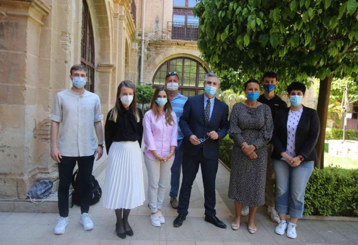 Pablo Blesa, vicerrector de Relaciones Internacionales y Comunicación de la UCAM (c) y, a su izquierda, Patrycja Matusz, vicerrectora de Relaciones Internacionales de la Universidad de Wroclaw, junto a miembros de ambas instituciones