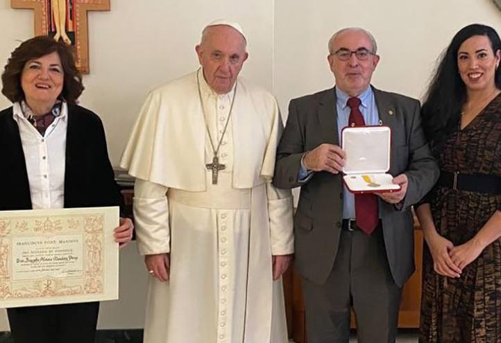 José Luis Mendoza, presidente de la UCAM, su esposa María Dolores García, y su hija María, junto a Su Santidad el Papa Francisco con la condecoración y el título de la ‘Cruz Pro Ecclesia et Pontifice’.