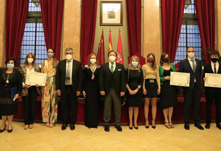  Los premiados de la UCAM junto a representantes académicos de la institución y de la Real Academia de Medicina y Cirugía de la Región de Murcia 