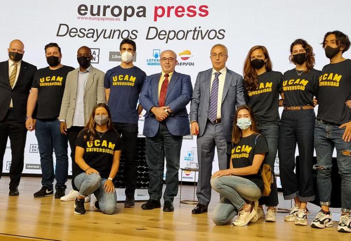 Alejandro Blanco, presidente del Comité Olímpico Español, José Luis Mendoza, presidente de la UCAM y una representación de deportistas de nuestra universidad han asistido al acto