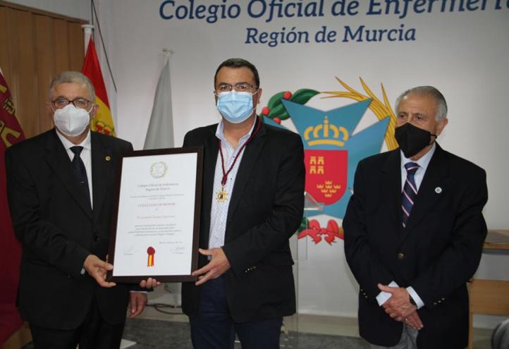En la imagen, Carmelo Gómez (c.) junto a Manuel García, presidente del Colegio, y  Eduardo Estrella, secretario del mismo