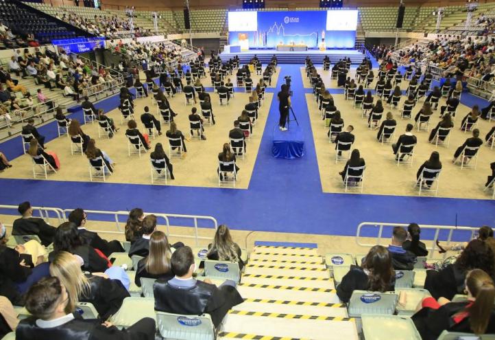 El Palacio de los Deportes de Murcia acoge las ceremonias de imposición de becas y entrega de diplomas.