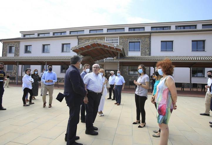 Presidente de la UCAM y responsables de la Universidad, delante del edificio de Medicina y Ciencias de la Salud del Campus de Cartagena