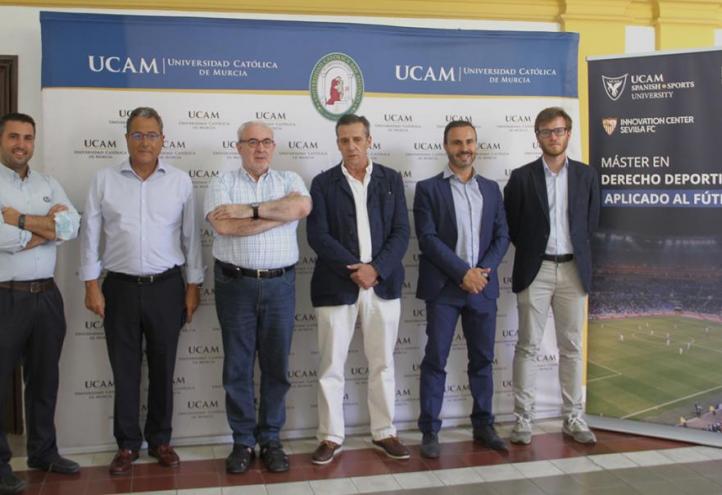 José Luis Mendoza García, director de Relaciones Institucionales de la UCAM; Jaime Sánchez-Vizcaino, vicedecano del Grado en Derecho; José Luis Mendoza, presidente de la Universidad; José María Cruz, director general del Sevilla FC; Pedro Emilio Alcaraz, director del UCAM Spanish Sports University, y José María Cruz Gallardo, director de I+D+i Fútbol - Sevilla FC Innovation Center