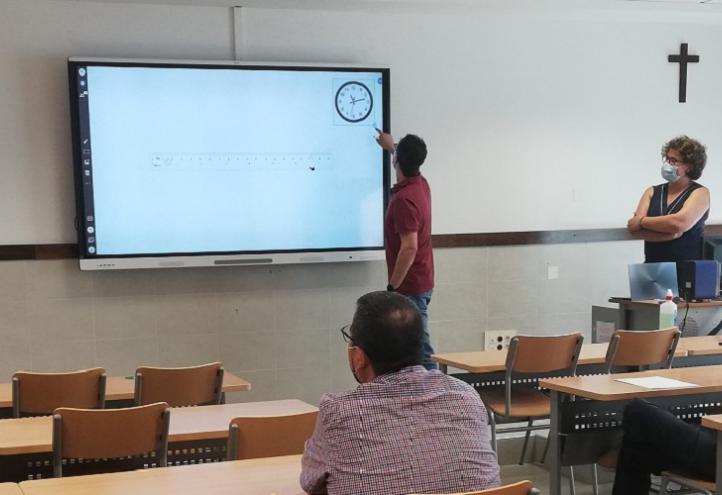 El profesorado de UCAM Cartagena ha recibido formación para sacar el máximo partido a las nuevas pizarras digitales