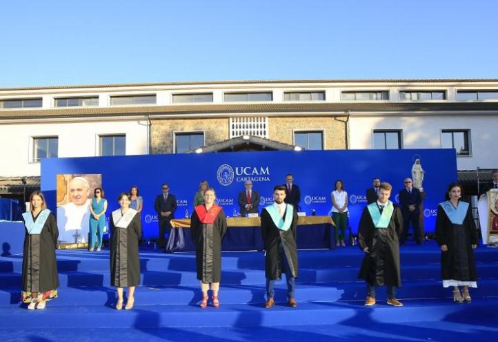 Los delegados de las seis titulaciones graduadas representaron a sus compañeros