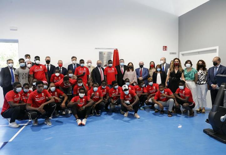 Representantes de las instituciones participantes en la inauguración del nuevo centro deportivo &#039;Alejandro Blanco&#039; junto a un grupo de refugiados