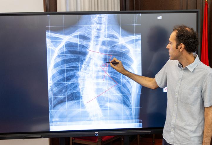 Manuel Curado Navarro, doctor del Grado en Ingeniería Informática de la Universidad Católica de Murcia durante una explicación en una pantalla digital.