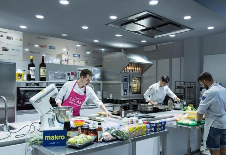 Alumnos del Grado en Gastronomía de la UCAM, formándose con los recursos que ofrece el aula Gastrolab