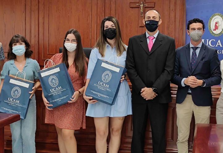 El director Ejecutivo del ITM, el director Académico de UCAM Cartagena y la coordinadora de Enfermería de UCAM Cartagena entregaron los premios