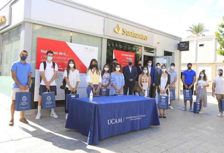 Entrega de los ordenadores en el Campus de Los Jerónimos