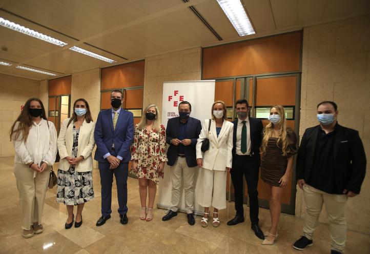 Los estudiantes de la UCAM premiados junto a la vicedecana del título, Pilar Zafrilla, y los máximos responsables de FEFE Murcia y CROEM