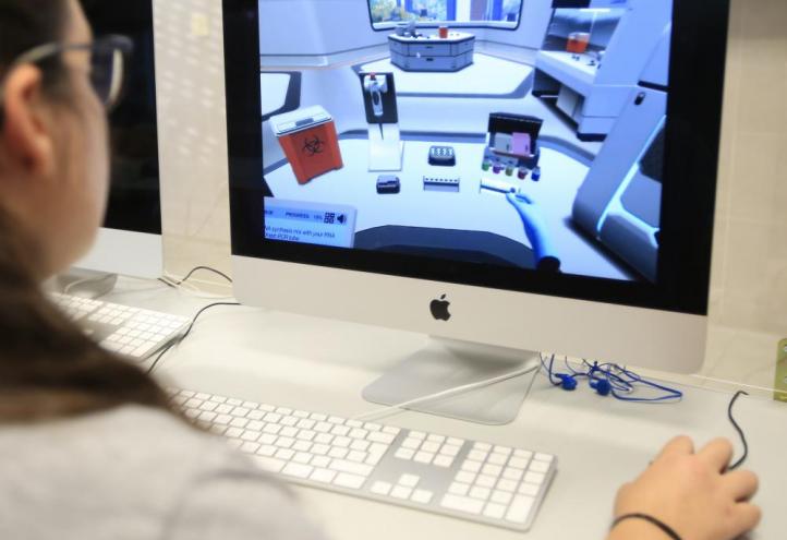 Estudiante de la UCAM en el laboratorio virtual