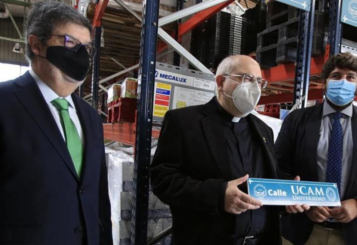 Antonio Alcaraz, vicerrector de Extensión Universitaria, recibe el reconocimiento