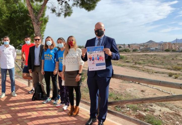 El director General de Deporte de la UCAM Pablo Rosique y la presidenta de la Federación de Atletismo de la Región de Murcia presentaron el Campeonato