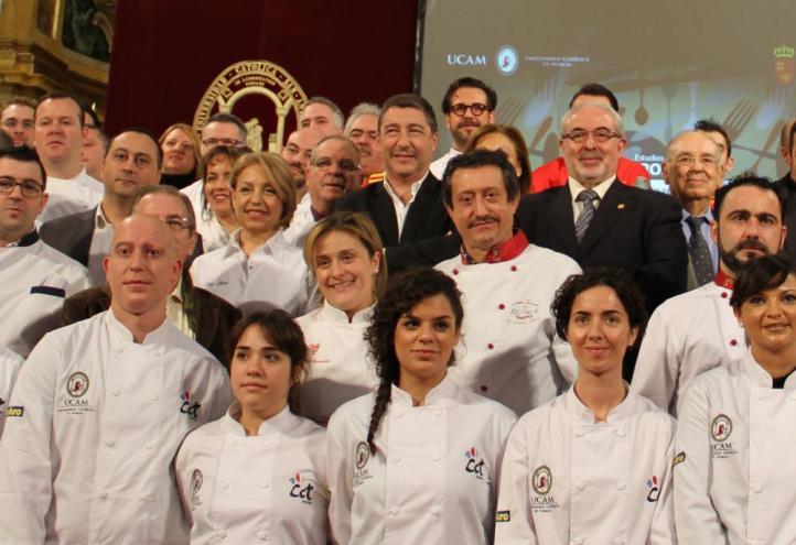  Imagen de archivo de Juanjo Soria (1º izq, primera fila) en el acto de apertura de la primera promoción del Grado en Gastronomía de la UCAM.