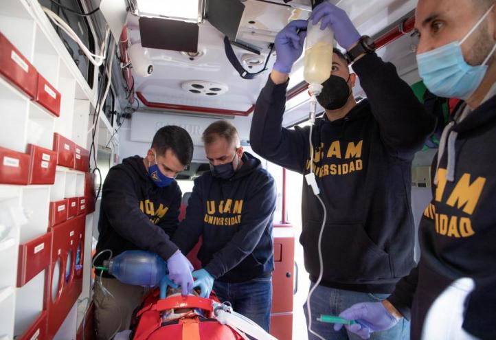Manuel Pardo (2ºi) y Yasell Parra (3ºi) junto con otros dos profesores de la UCAM preparando el equipamiento que desplegarán en Uganda.