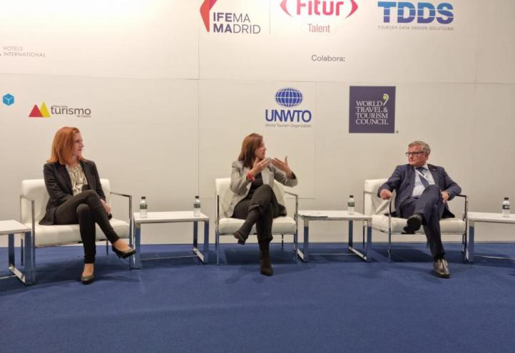 La vicedecana del Grado en Turismo de la UCAM,  en el centro, durante su ponencia en Fitur.