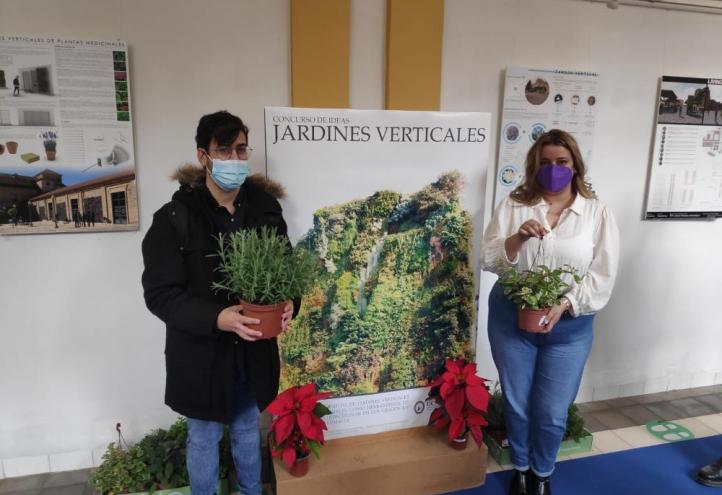 Antonio Martínez, representante de la propuesta ganadora, junto a Pilar Bueno, integrante del proyecto que ha obtenido el segundo puesto.