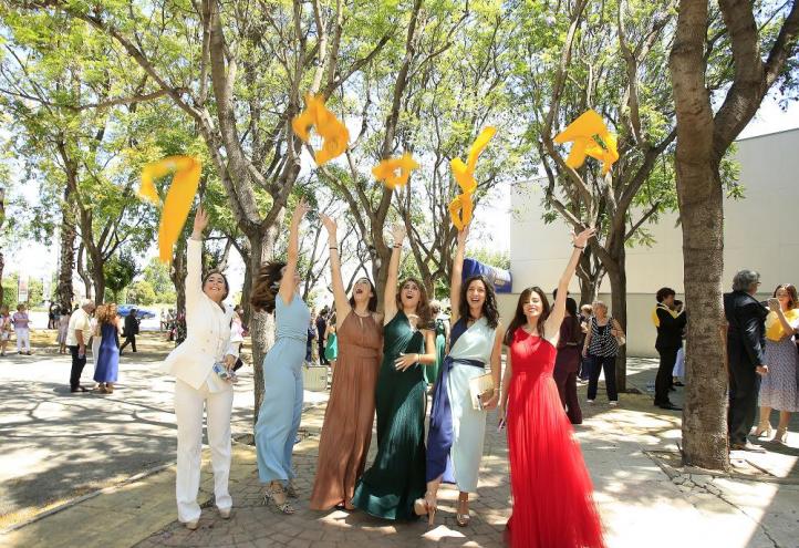 Alumnas de la cuarta promoción de Medicina de la UCAM tras el acto de graduación