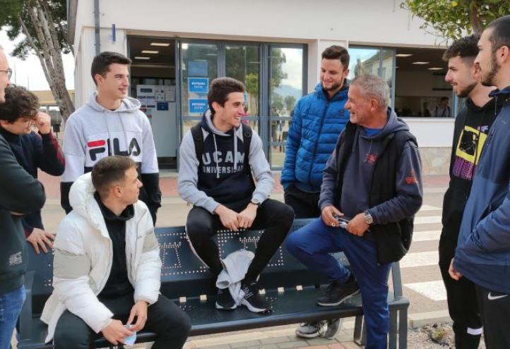 El atleta Mariano García con compañeros del campus de UCAM Cartagena